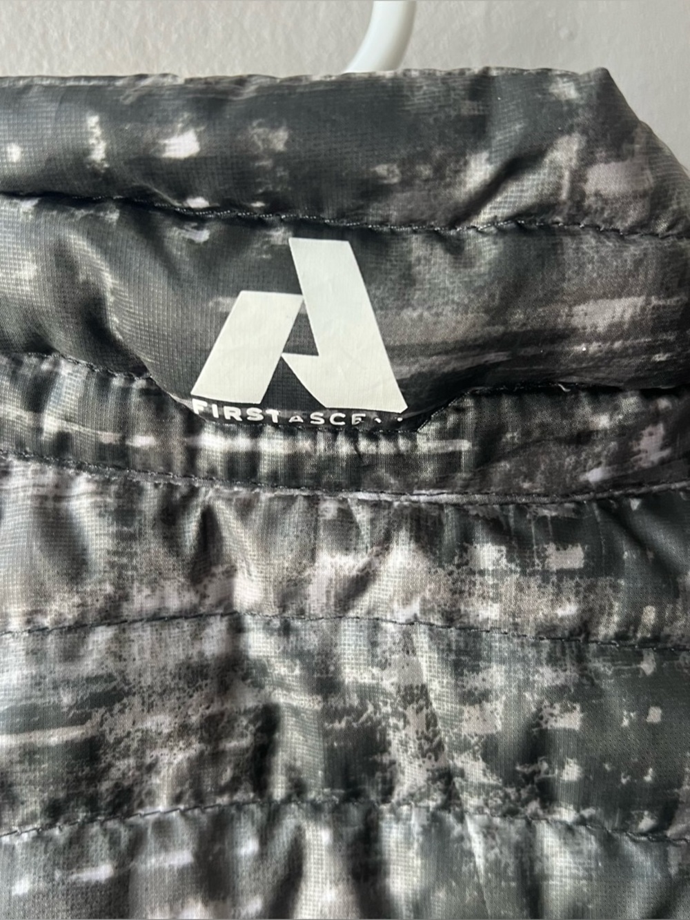 Eddie Bauer First Ascent Storm Down 800 Grey Black Puffer Vest Size Medium - Picture 8 of 8